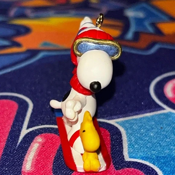 Hallmark Keepsake Miniature Christmas Ornament Peanuts Winter Fun Snoopy 2002 - Picture 5 of 8